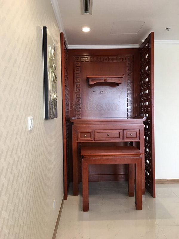 Mẫu bàn thờ nhà chung cư hiện đại màu nâu đỏ với kiểu dáng nhỏ gọn cùng họa tiết đơn giản, truyền thống được nhiều khách