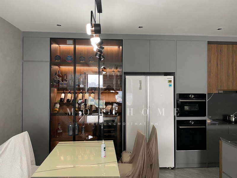 Việc thi công tủ rượu cánh kính để trưng bày và sắp xếp các chai rượu cũng như làm nên một phong cảnh trang trí ấn tượng cho căn phòng.